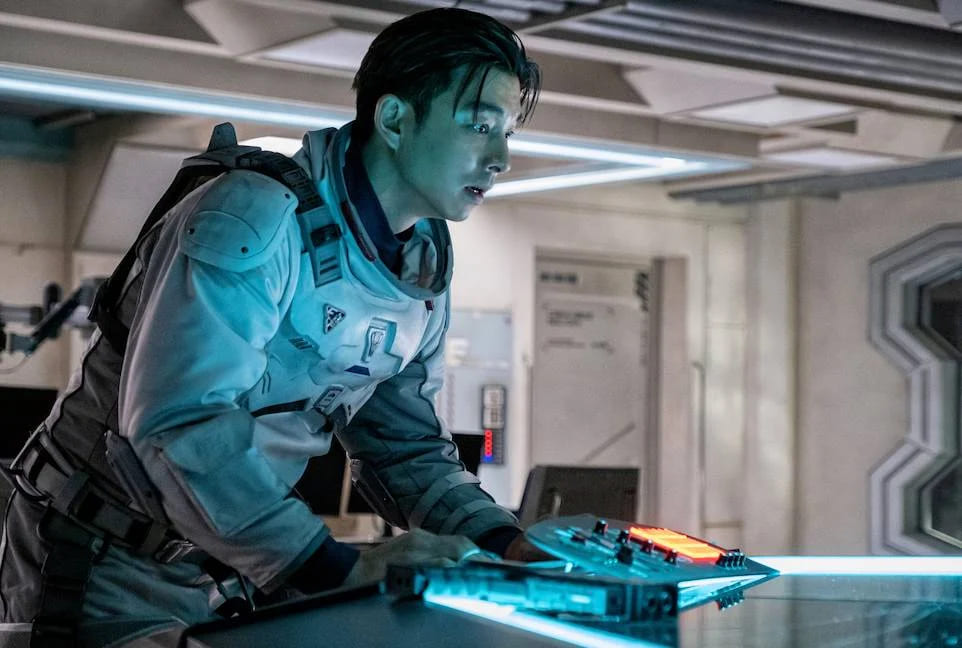 时空旅人预言2023年将现「平行时空」 ，全新星球对人类充满敌意！