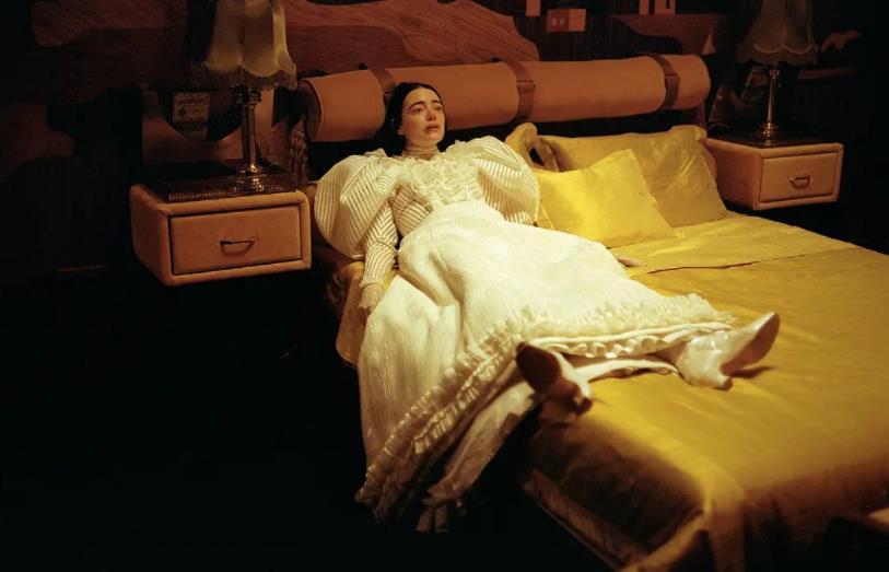 尺度惊人，艾玛·斯通/爱玛·史东从影以来最大胆的演绎「可怜的东西」