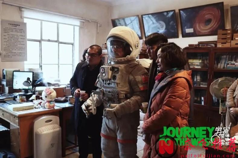 风格化科幻喜剧电影《宇宙探索编辑部》，花语伪科幻片中的佼佼者！