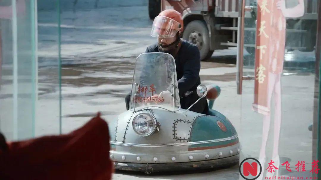 风格化科幻喜剧电影《宇宙探索编辑部》，花语伪科幻片中的佼佼者！