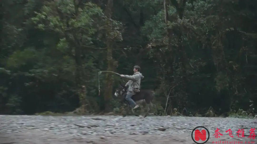 风格化科幻喜剧电影《宇宙探索编辑部》，花语伪科幻片中的佼佼者！