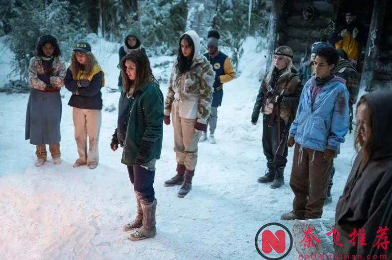 全员恶人，10女2男被困孤岛荒野求生，这部《黄蜂》美剧太生猛了