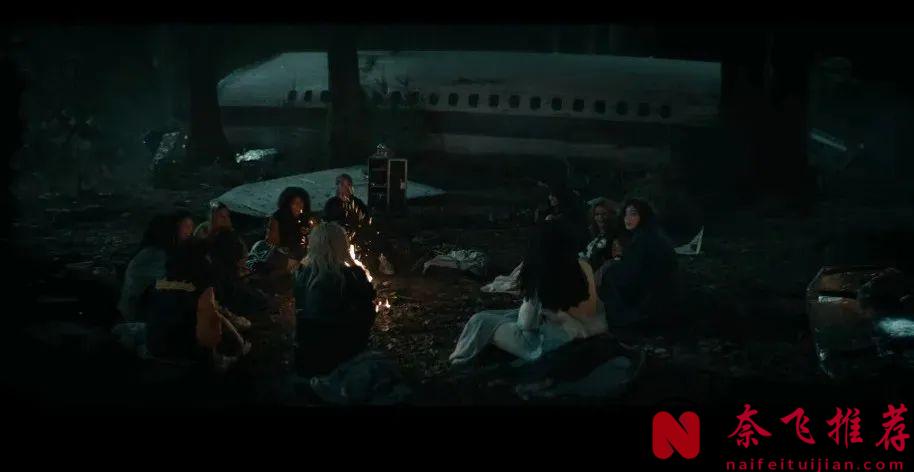 全员恶人，10女2男被困孤岛荒野求生，这部《黄蜂》美剧太生猛了