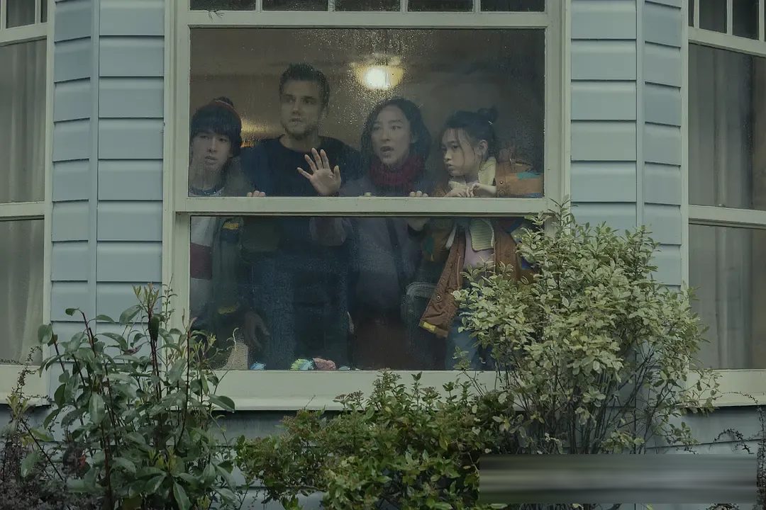 Netflix《最后孤屋》:一家四口被封死在屋里数年,观众爱看影评人不买账