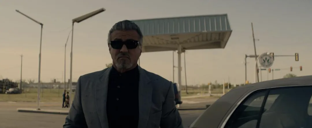 《塔尔萨之王》第二季强势回归，八旬老汉「史泰龙/史特龙」依旧硬核，给我们带来了一场拳拳到肉的黑帮爽剧