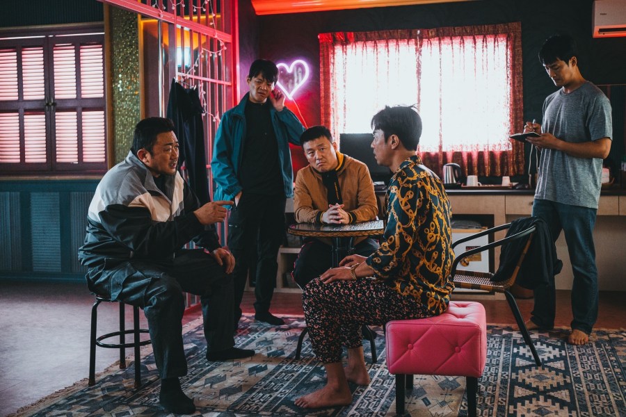 情趣床上转圈圈, 西八夜店样样来！19禁韩国动作电影也超爆笑？韩国犯罪动作电影《犯罪都市3》