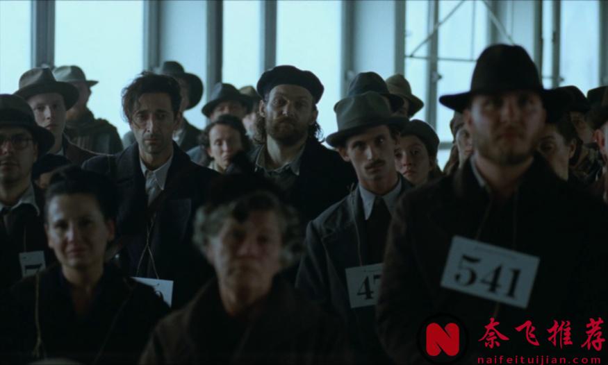 不愧是奧斯卡影帝，他的作品《粗野派/粗獷派建築師》擊碎了所謂的“美國夢”！