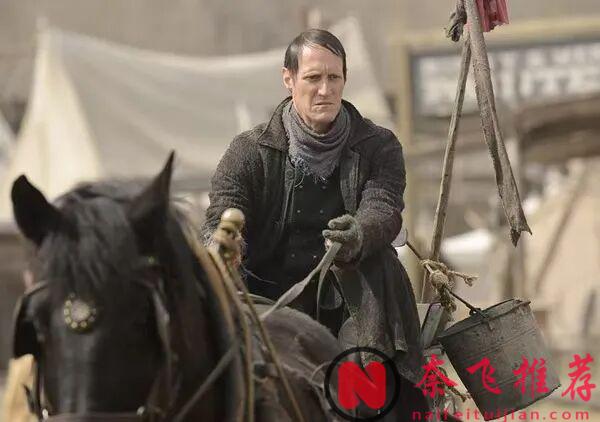 一部西部風格濃厚的歷史劇《地獄之輪》，寫實的揭露了北美大鐵路修建過程的黑暗與血腥歷程