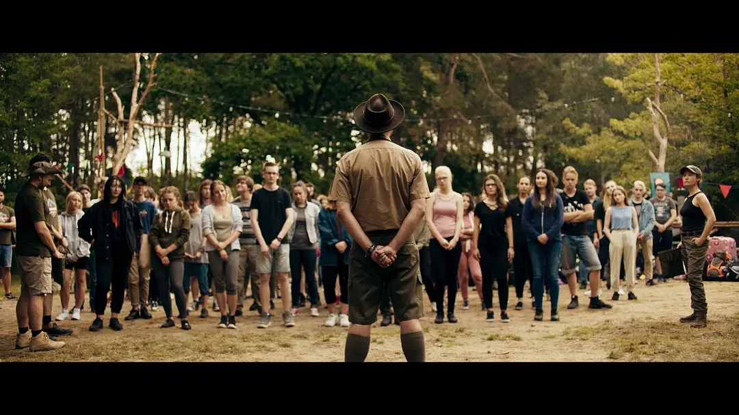 波兰砍杀恐怖片《今夜林中无人入睡》，陨石诅咒下的血色森林，变异食人怪物大杀四方