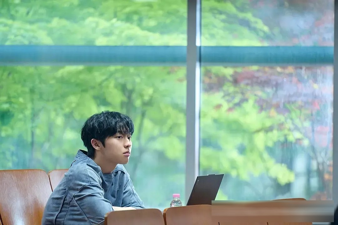 Netflix《最後一排的男孩》:崔岷植6集心理博弈,比《登堂入室》更瘋