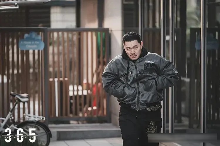 韩剧《365：逆转命运的一年》：十个人回到一年前，然后开始死亡