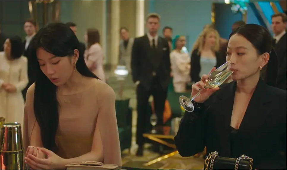 瘋狂復仇的韓國爽劇《有益的欺詐》，高智商犯罪就是迷人