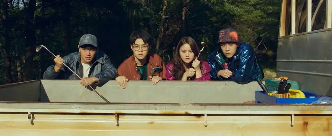 韓式驅魔，花樣作死，尺度逆天，這部韓國電影《帥哥們/找死凶宅/沒有美色殺人狂》太癲了