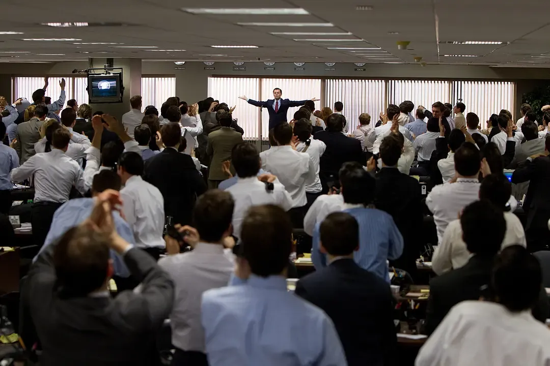 由真人真事改編的一部美劇電影《華爾街之狼/華爾街狼人》，尺度炸裂，後勁十足