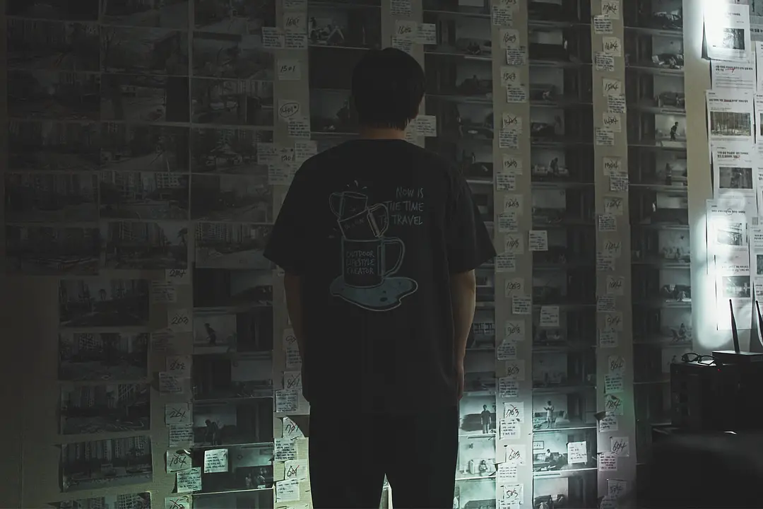 这部2025年韩国票房冠军年度扎心片《墙外之音/84平方米/八十四平方米》，让人越看越窒息！