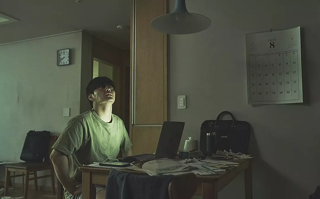 这部2025年韩国票房冠军年度扎心片《墙外之音/84平方米/八十四平方米》，让人越看越窒息！