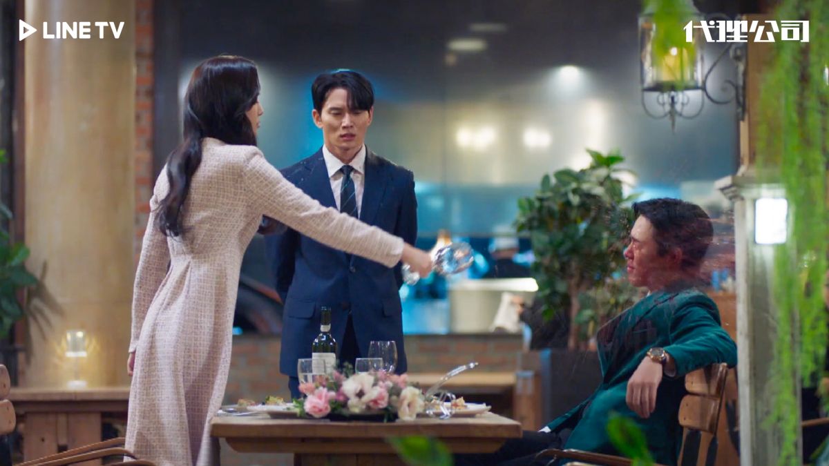 《代理公司》孫娜恩戀上帥氣男秘書，對方卻遭相親物件潑紅酒，孫娜恩爆氣回潑怒嗆，場面超火爆