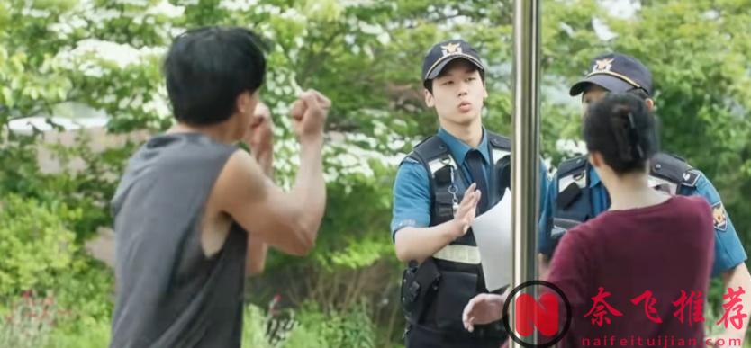 这部韩国新片《干脆杀了他算了》太敢拍了，一个被通缉的男人竟误闯入两姐妹的家里，看似柔弱的姐妹花竟然...