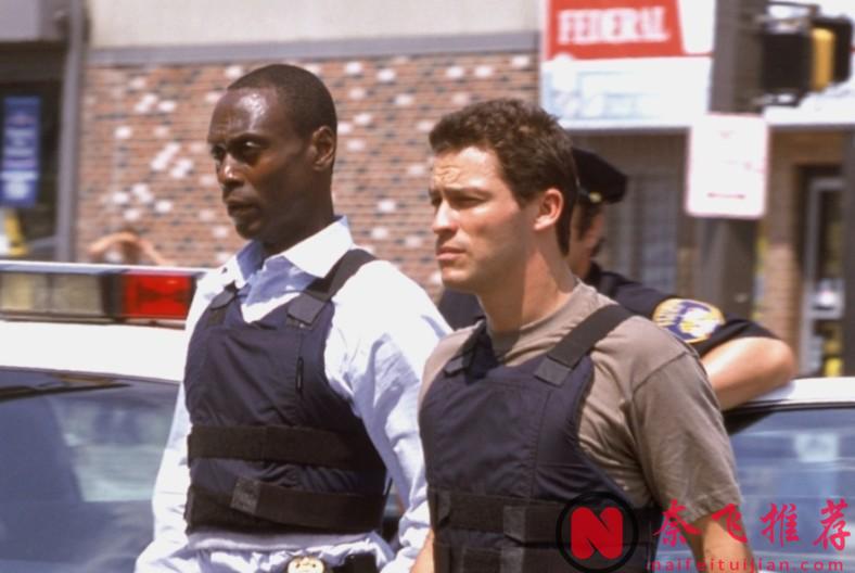 犯罪剧的里程碑之作《火线/警网》，是最真实、复杂的美剧之一