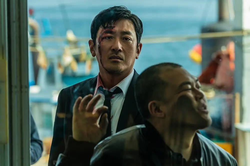 2025韩国最新R级复仇片《破碎/夜游/夜行》，死亡的弟弟、失踪的女子、诡异的作家，河正宇能否找到真相揭开一切黑暗？