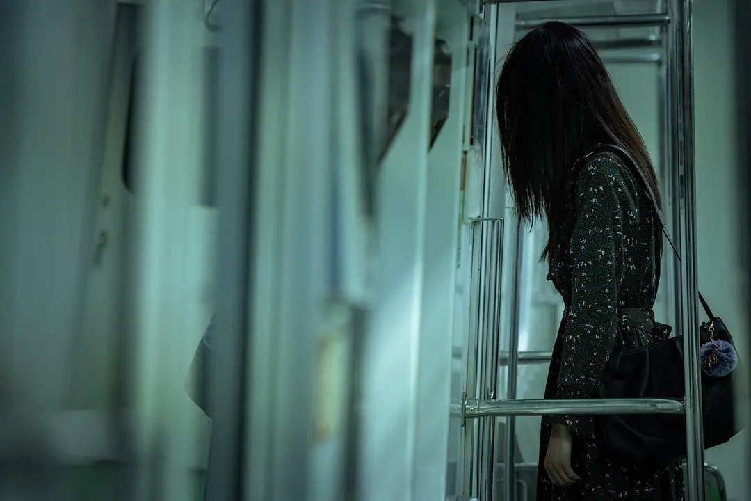 女子爲了追求流量，竟做起了靈異采訪，韓國近期熱門恐怖電影《詭異列車/地嚇鐵/怪異列車》