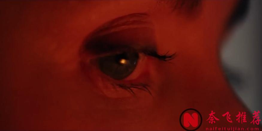 A24出品的《乖女孩/小心肝儿》，白富美CEO与小鲜肉员工大玩主仆游戏！