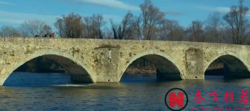 Netflix新黑色大尺度喜劇《翡冷翠十日談》，末日危機籠罩下，貴族們齊聚一堂卻各懷鬼胎！