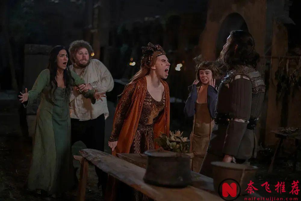 Netflix新黑色大尺度喜劇《翡冷翠十日談》，末日危機籠罩下，貴族們齊聚一堂卻各懷鬼胎！