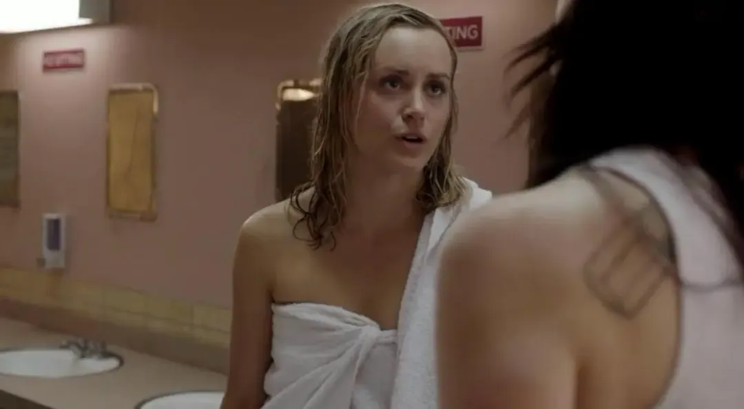 题材劲爆，这部斩获艾美奖提名顶级限制级硬核美剧《女子监狱/铁窗红颜》有点辣眼睛