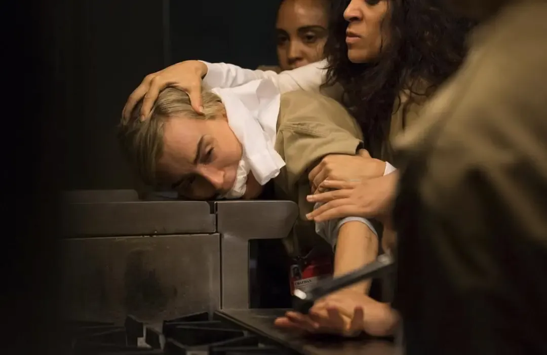 题材劲爆，这部斩获艾美奖提名顶级限制级硬核美剧《女子监狱/铁窗红颜》有点辣眼睛