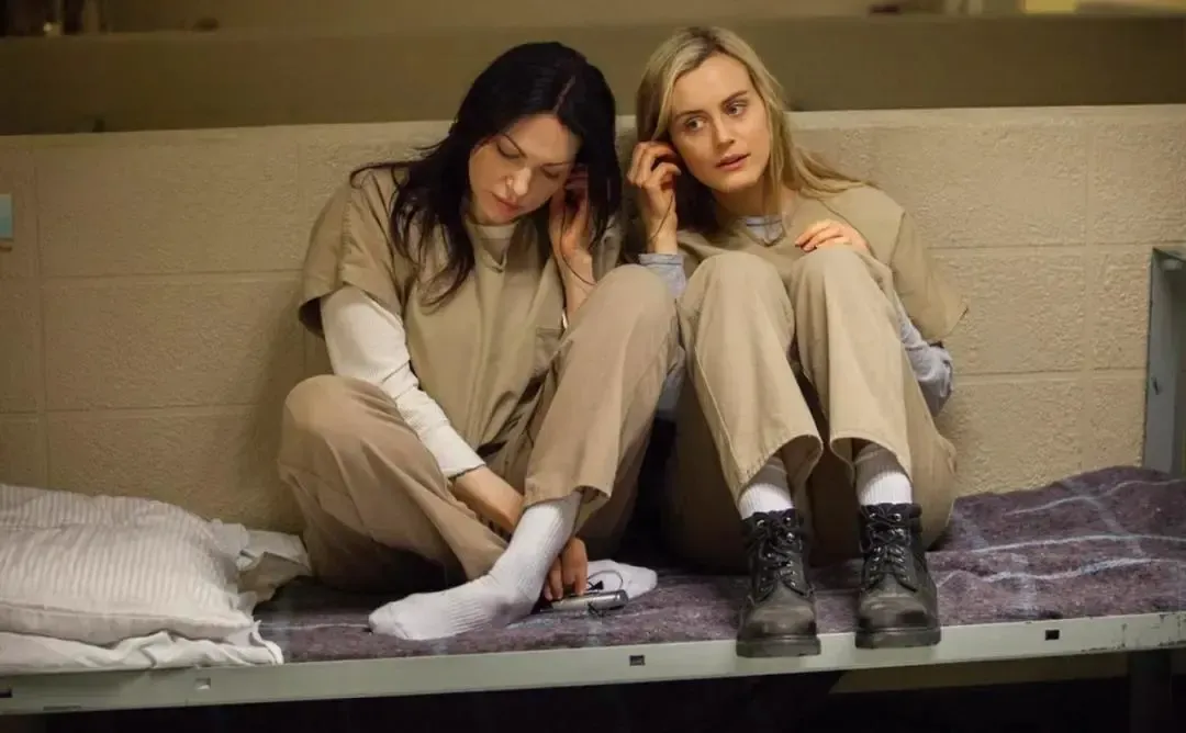 题材劲爆，这部斩获艾美奖提名顶级限制级硬核美剧《女子监狱/铁窗红颜》有点辣眼睛