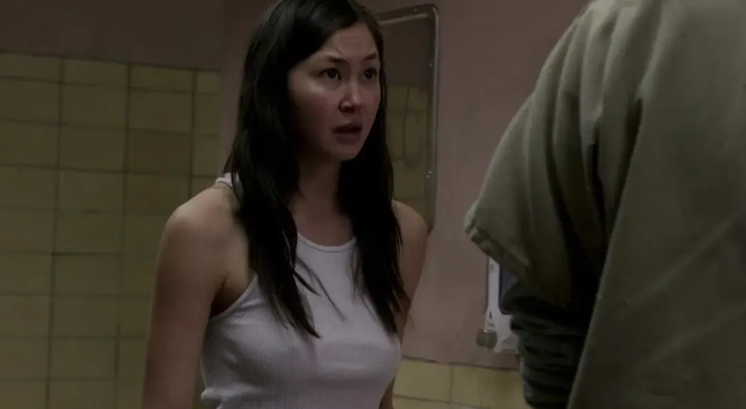 题材劲爆，这部斩获艾美奖提名顶级限制级硬核美剧《女子监狱/铁窗红颜》有点辣眼睛