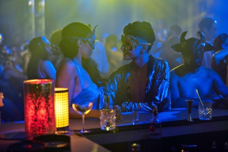 鬼入侵後最強恐怖影集「厄舍府的崩塌」！裸露影射鴉片帝國塞克勒家族！