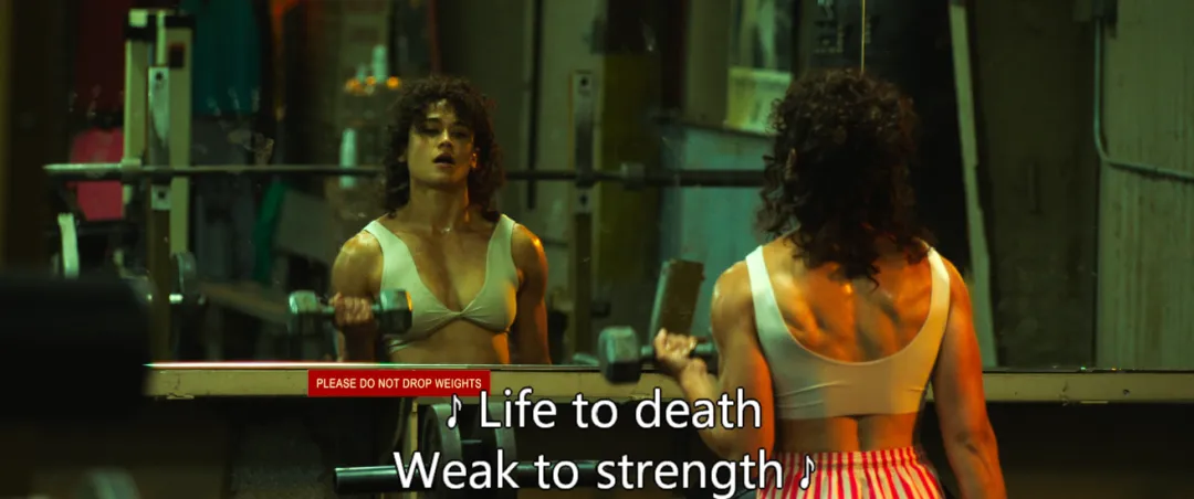 A24尺度姬情惊悚片《血爱成河/爱的谎言在流血 / 流血之爱 》！荷尔蒙+猎奇度拉满！