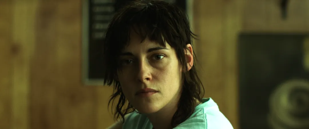 A24尺度姬情惊悚片《血爱成河/爱的谎言在流血 / 流血之爱 》！荷尔蒙+猎奇度拉满！