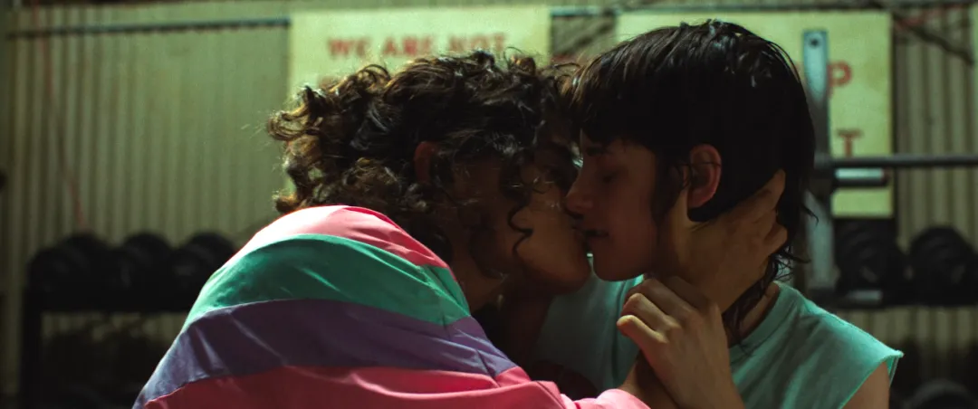 A24尺度姬情惊悚片《血爱成河/爱的谎言在流血 / 流血之爱 》！荷尔蒙+猎奇度拉满！