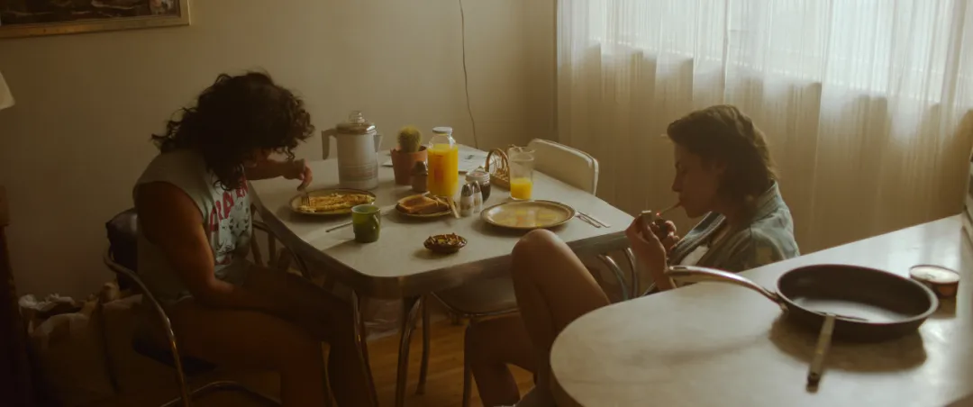 A24尺度姬情惊悚片《血爱成河/爱的谎言在流血 / 流血之爱 》！荷尔蒙+猎奇度拉满！