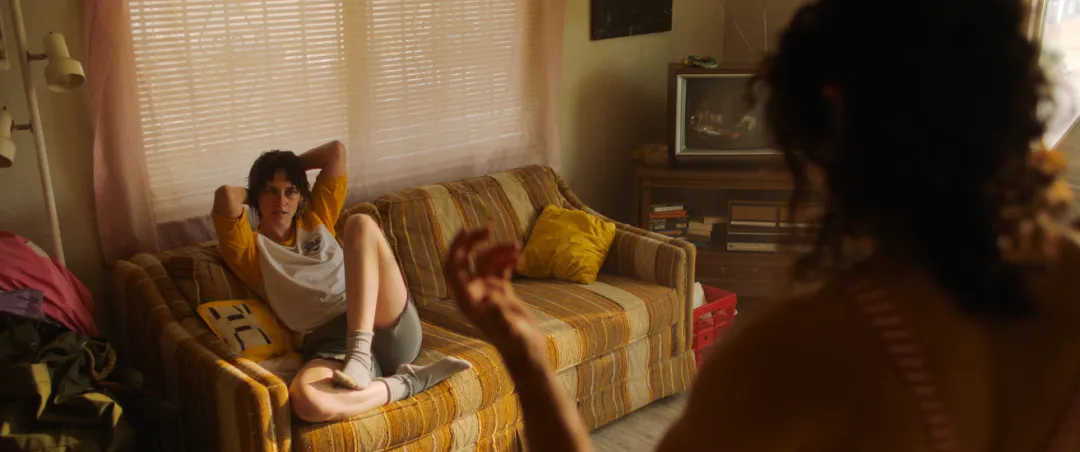 A24尺度姬情惊悚片《血爱成河/爱的谎言在流血 / 流血之爱 》！荷尔蒙+猎奇度拉满！