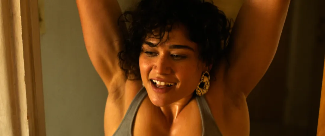 A24尺度姬情惊悚片《血爱成河/爱的谎言在流血 / 流血之爱 》！荷尔蒙+猎奇度拉满！