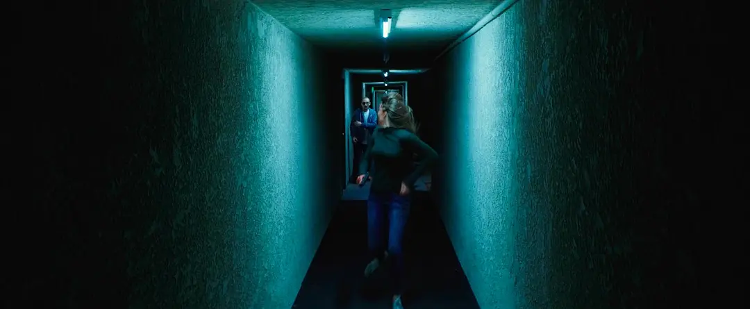 密室囚禁变态恐怖片《夺命公寓/诡寓》，令人窒息