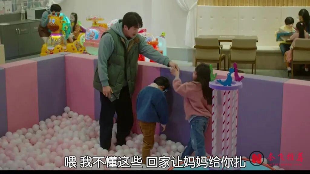 韩国奇幻电影《开关/倒转人生/大明星多重宇宙》，顶级明星穿越后跑龙套，玩得很野啊