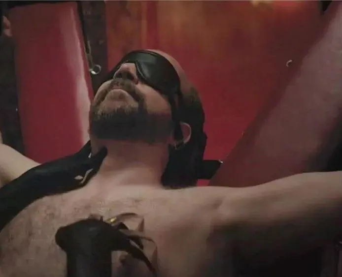 這部堪比「紙牌屋」的高智商金融博弈美劇《億萬/財富戰爭》，有尺度有顏值，超愛！