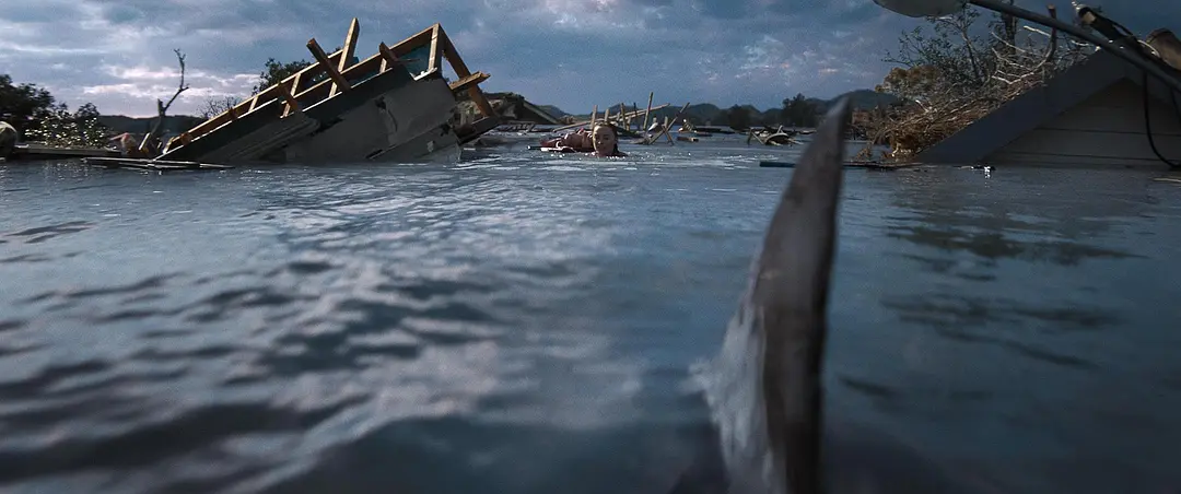 Netflix最新鯊魚災難片《狂鯊風暴/颱風之下/風暴之下》又有花招，血漿美女是標配