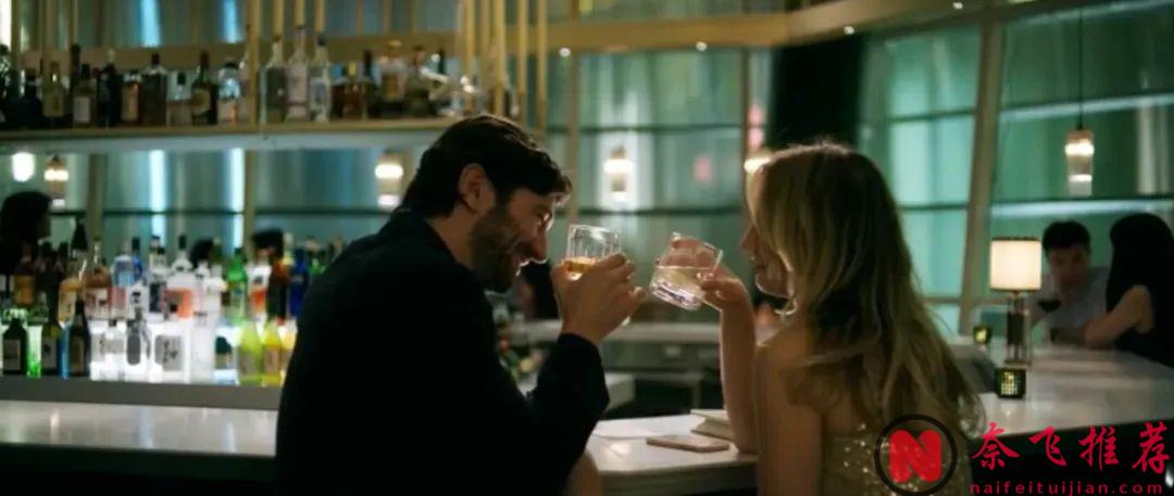 爱喝酒还容易上头的空姐，私生活那叫一个乱！HBO的这部《空乘危机》真上头！