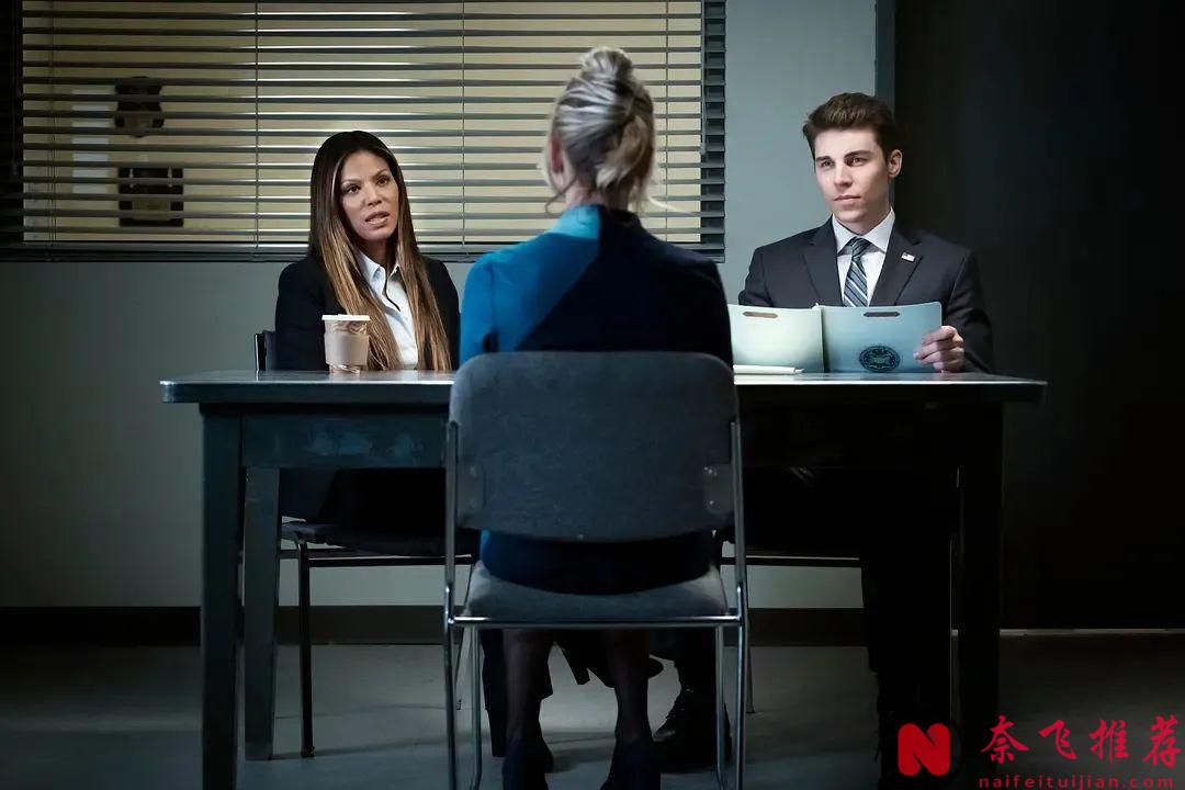 爱喝酒还容易上头的空姐，私生活那叫一个乱！HBO的这部《空乘危机》真上头！