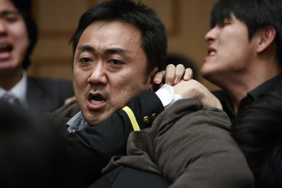 只有韩国敢拍的电影《玩物/丑闻风暴》，财阀生活的阴暗面，只剩遮羞布了