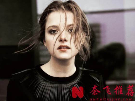 Netflix 出品的不正经浪漫片《克丽欧的红色复仇》！