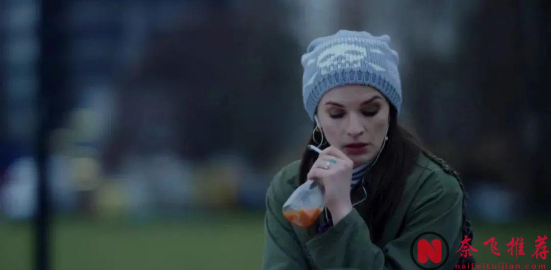 她假装无所谓，实则拼命活着，这部打着喜剧标签的英剧《此路朝上》，却看哭了无数人！