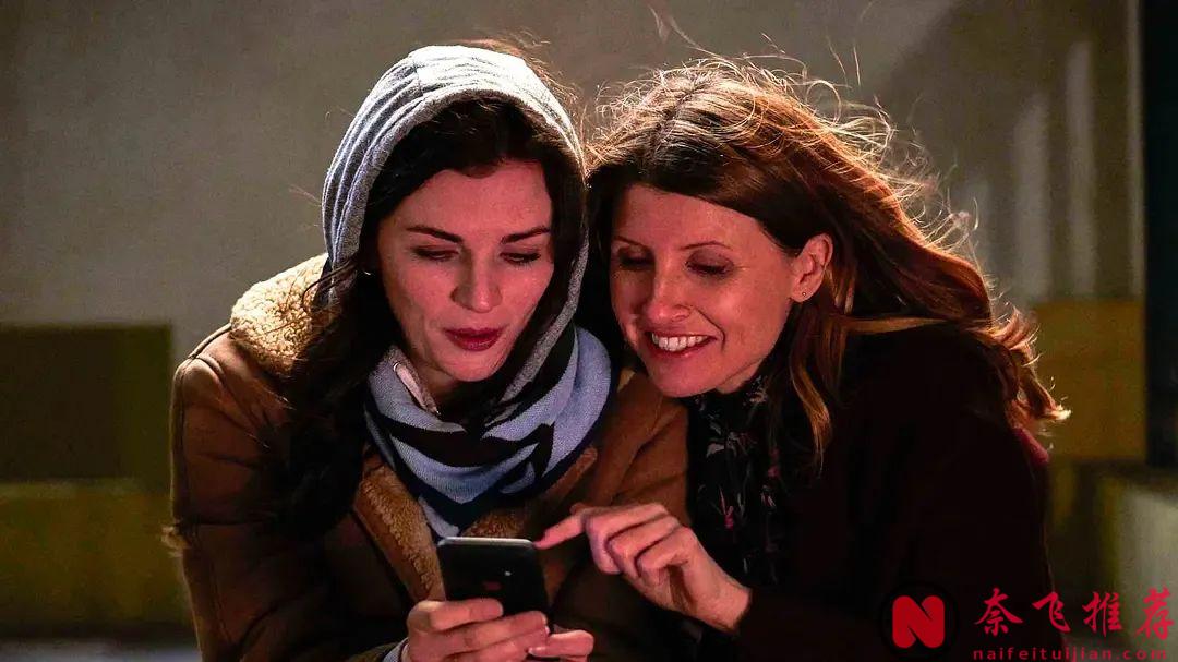 她假装无所谓，实则拼命活着，这部打着喜剧标签的英剧《此路朝上》，却看哭了无数人！