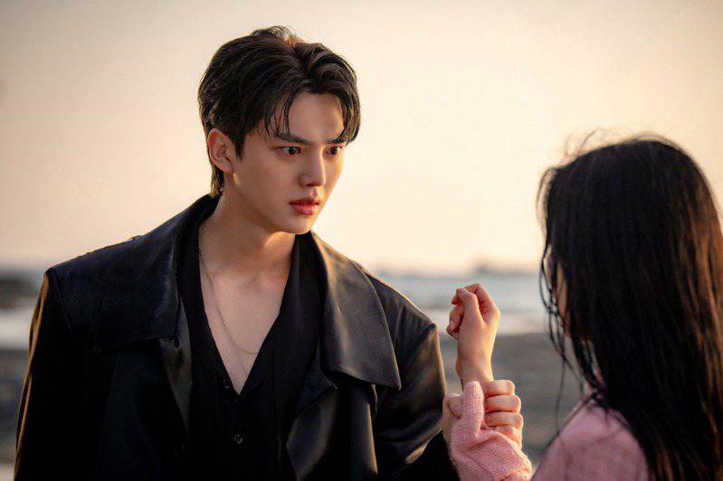 Netflix《与恶魔有约》剧情解读、1-16集评价、看点及演员阵容介绍